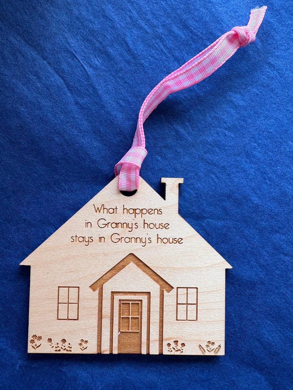 What happens in Granny’s house stays in granny’s house wooden hanging decoration 